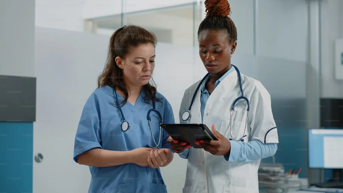 Profissionais de saúde analisando dados em um tablet