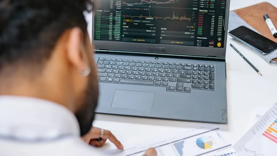 Profissional de negócios revisando o orçamento de TI em um laptop